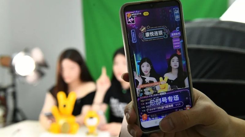 养老院护工与保姆：性价比高低的背后考量